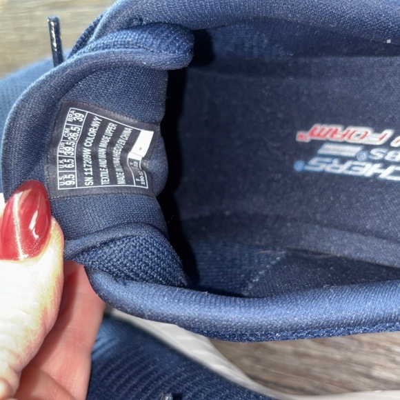 Women’s Skechers 9.5 memory foam sneakers - Picture 4 of 6